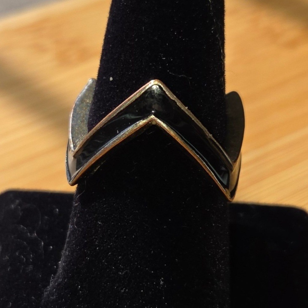 Vintage Bronze Tone Black Enamel Chevron V Shape Statement Ring Size 9.5‎ 90s
